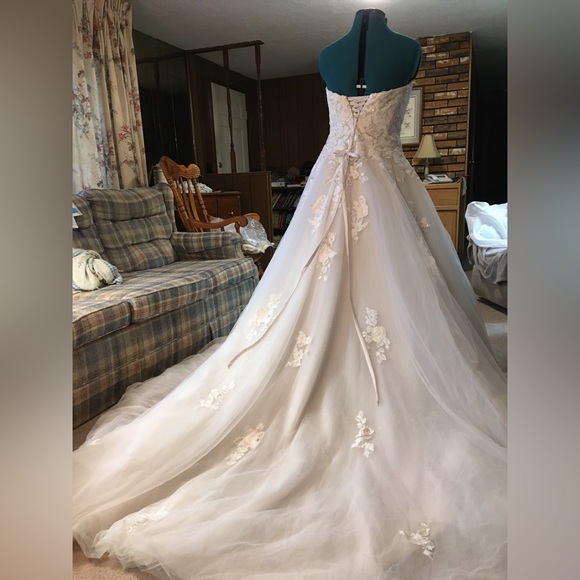 Wedding dress - Picture 14 of 16
